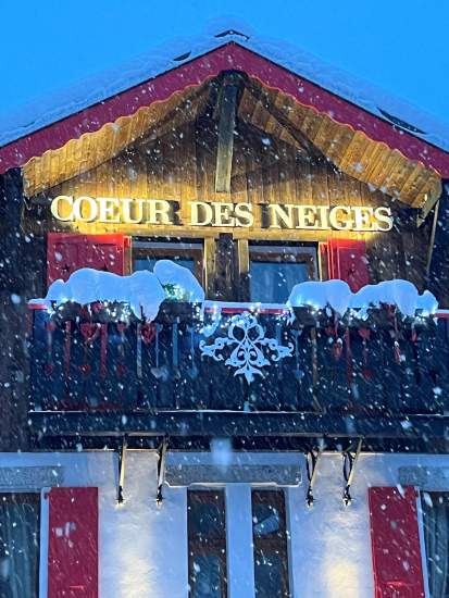 Façade de l'hôtel sous la neige