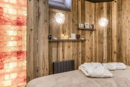 Salle de massage zen et chaleureuse